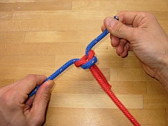Kreuzknoten öffnen, 1. Schritt